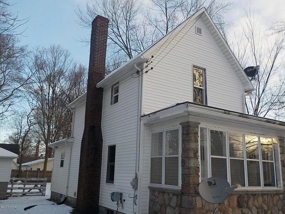 3rd image of 725 E Bond St