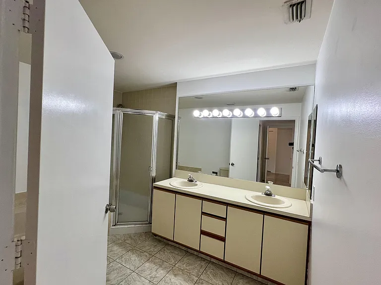 108 Half Moon Cir #B3 — Photo 12