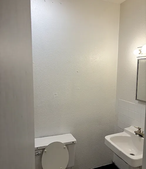 906 Gilbert St — Photo 5