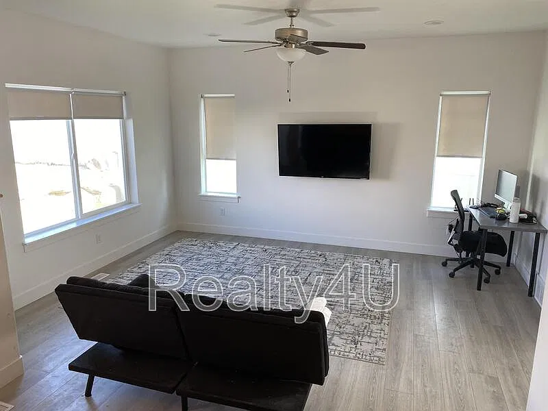4 bed, 3.5 bath, 2300 sqft, $2,495 — Photo 4