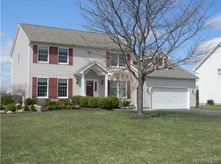 6152 Shamrock Ln, East Amherst, NY 14051