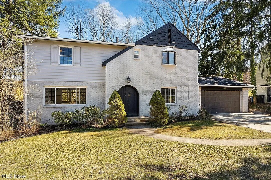 5 bed, 4500 sqft, $5,300 — Photo 2