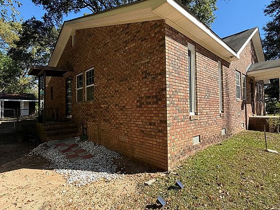 3rd image of 1011 Crawford Dr