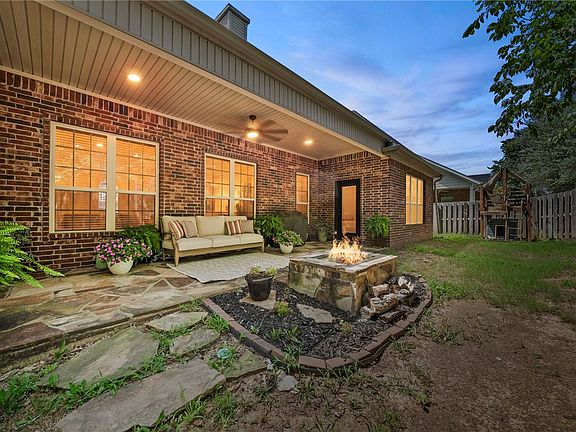 3rd image of 207 N Angel Falls Ln