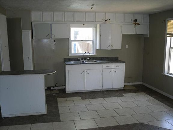 3rd image of 405 E Flournoy St