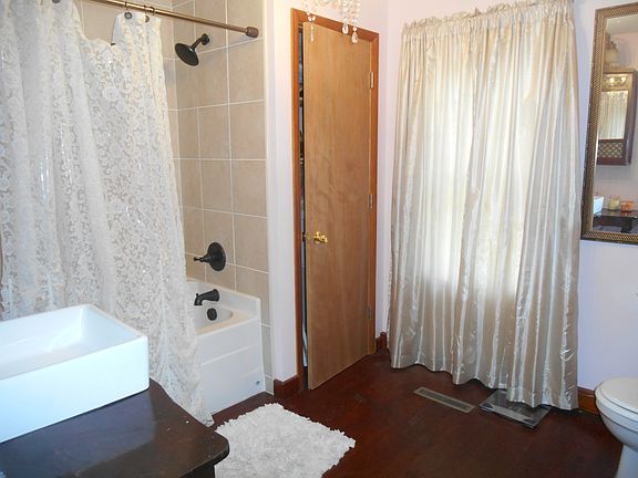 3rd image of 52 Malby Ave