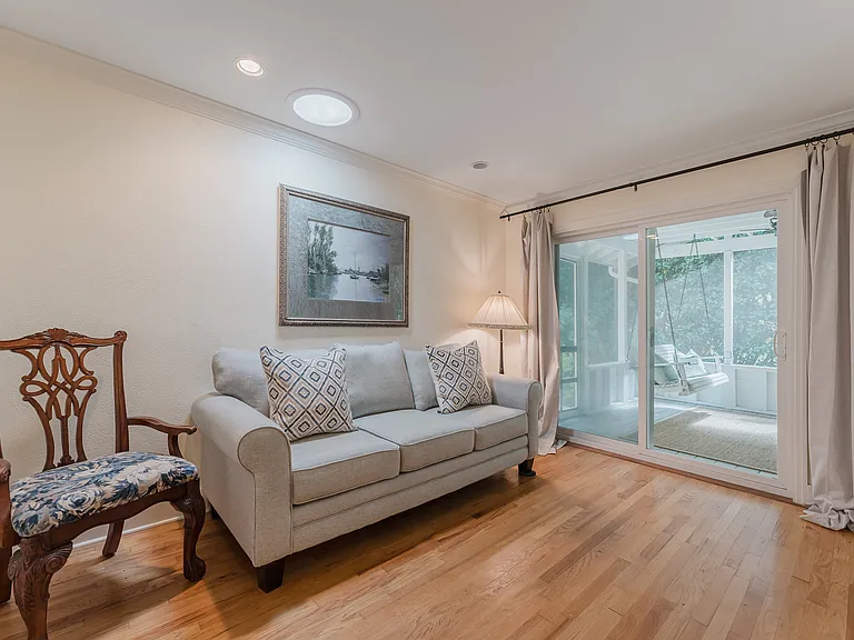 121 Redfern Dr — Photo 15