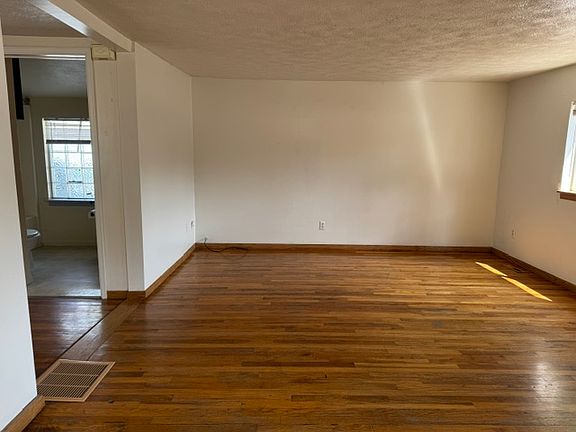 5th image of 904 E Myrtle St