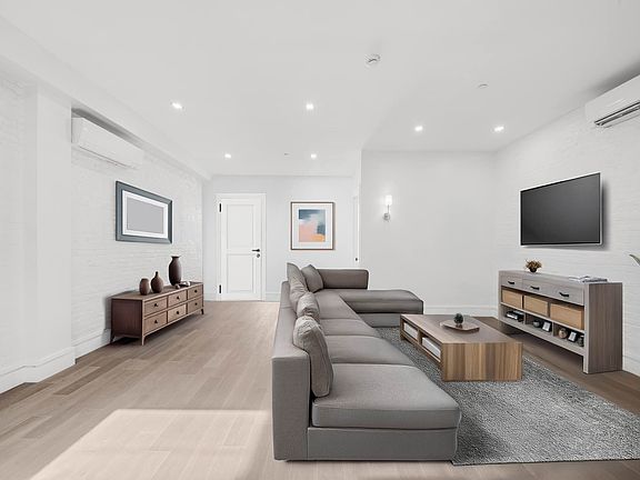 3rd image of 410 W 47th St #Penthouse 1