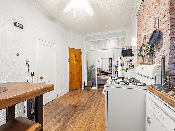2nd image of 521 Jefferson St APT 1L