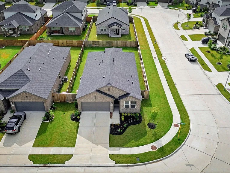 9710 Rialto Heights Dr — Photo 20