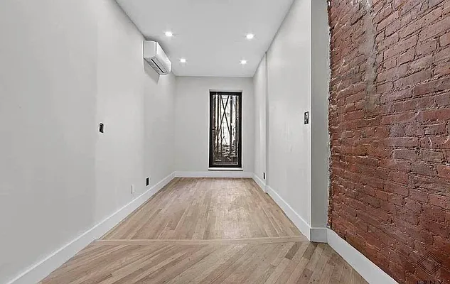 Entry / hallway, photo 1