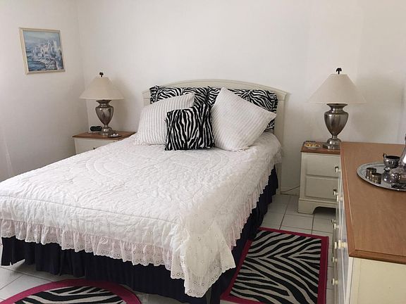 Bedroom, queen bed, and there is a TV too and walk in closet