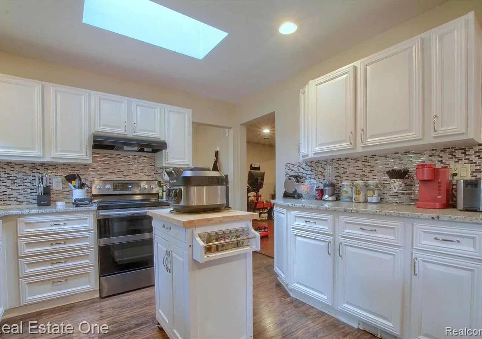 Updated 3 Bedroom Ranch — Photo 4