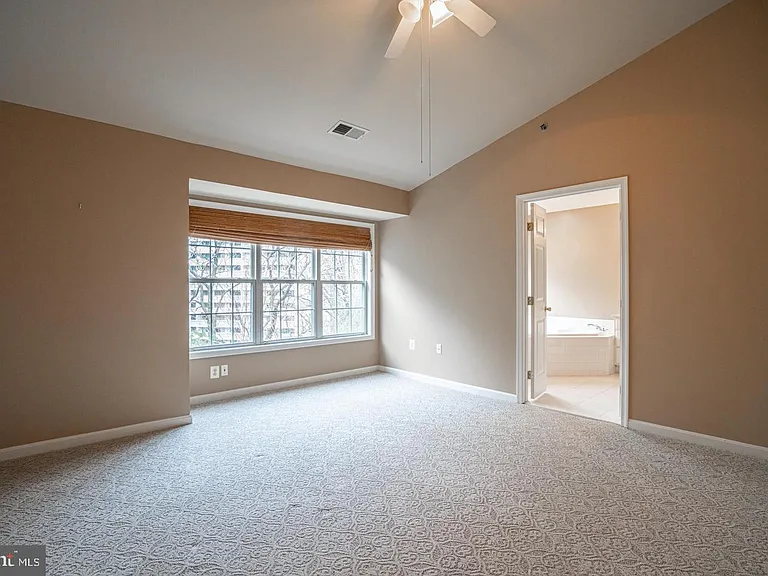 437 Clayton Ln — Photo 12