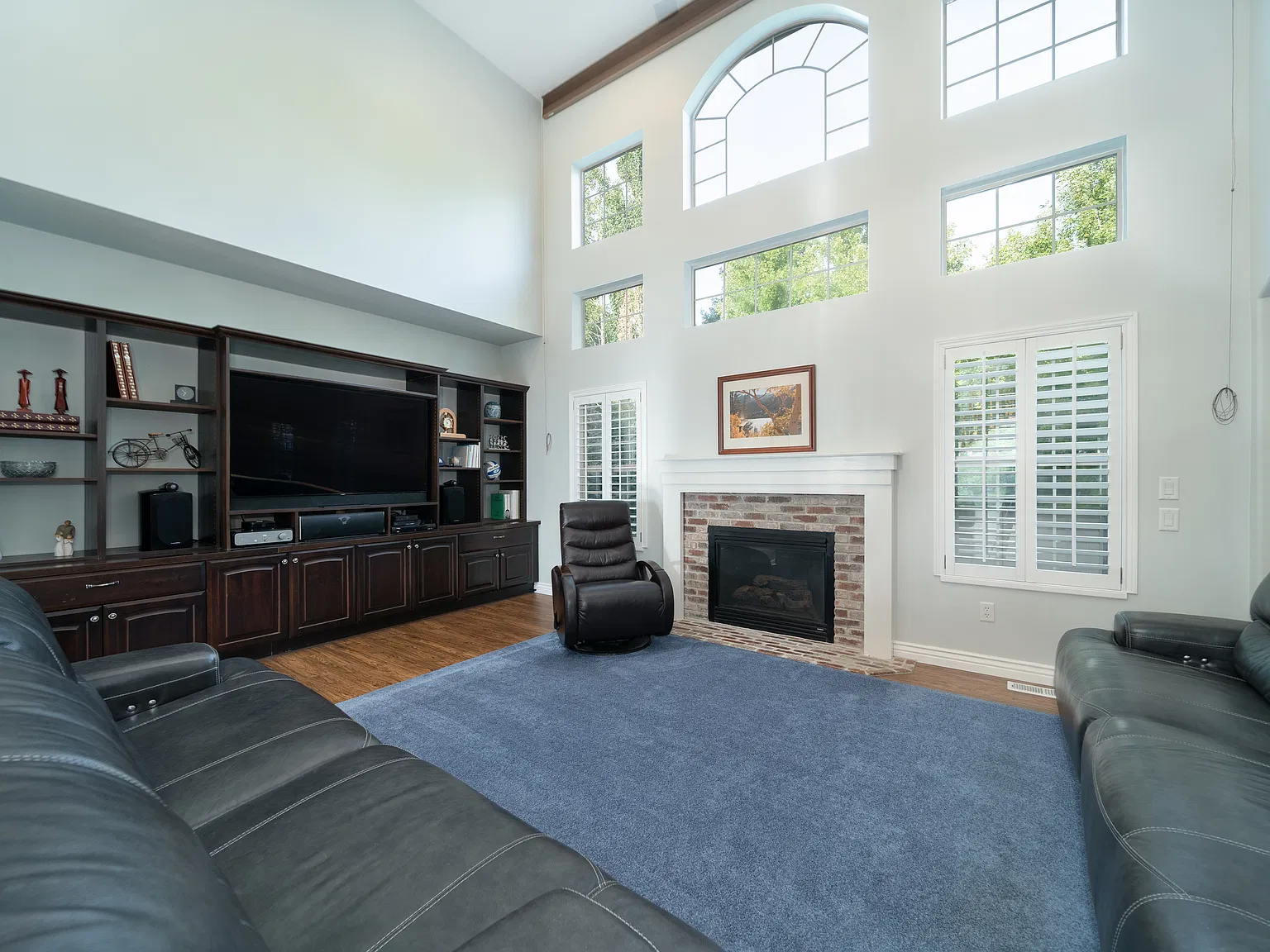 5 bed, 3.5 bath, 4053 sqft, $3,995 — Photo 2