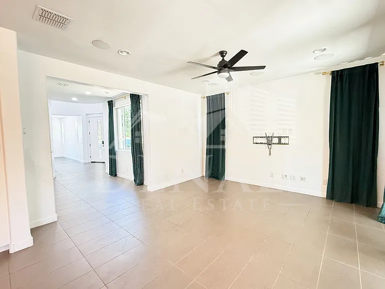 1729 W Myrna Ln — Photo 8