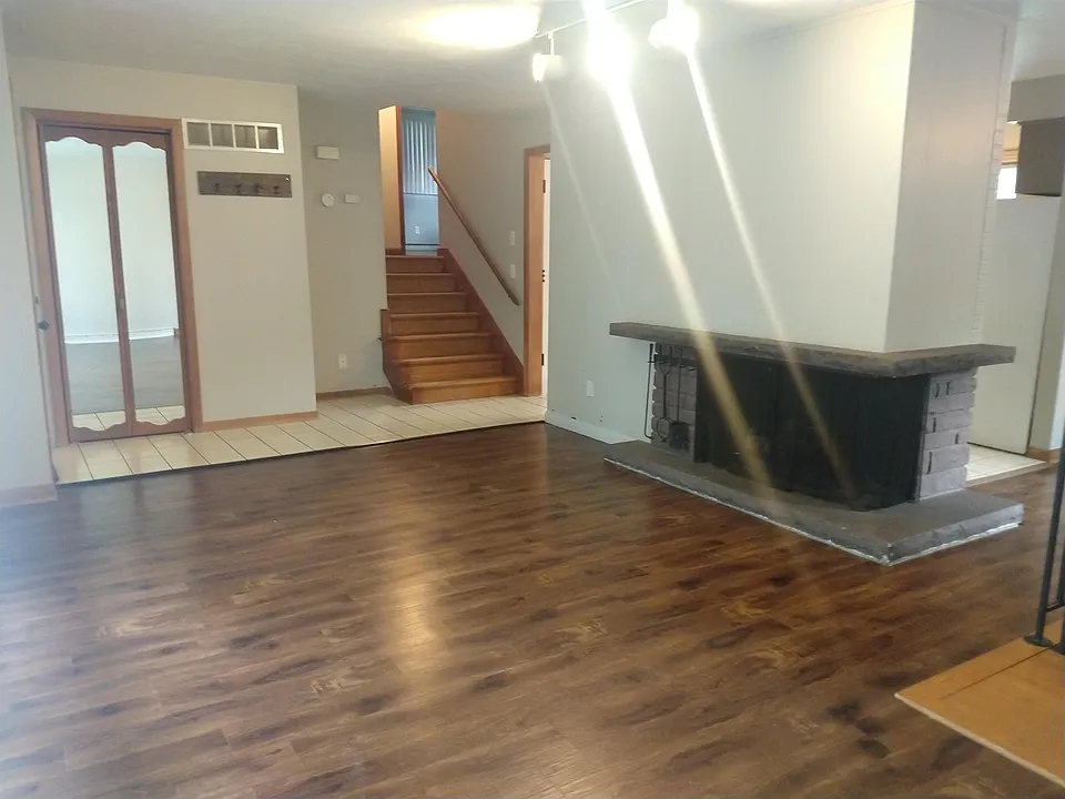527 W Dewey St