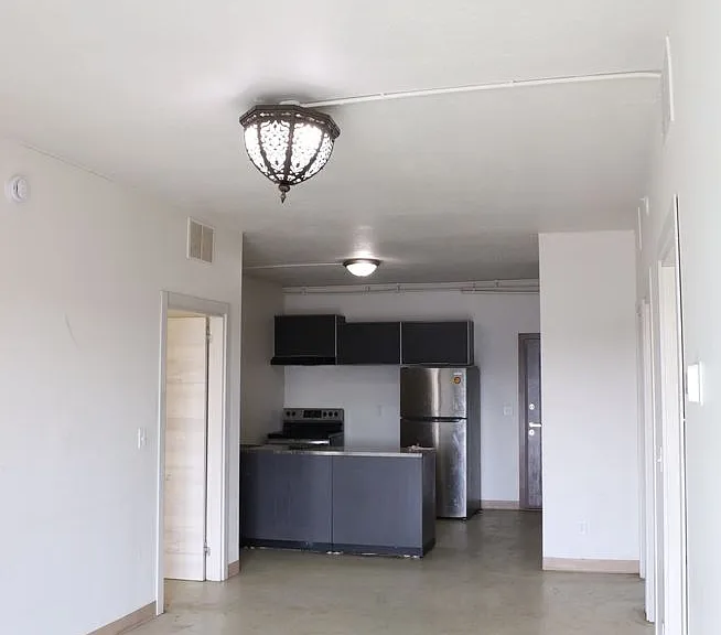 200 W Lake St — Photo 2