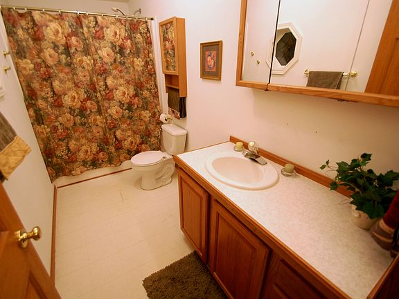 5th image of 246 Woodlawn Cir