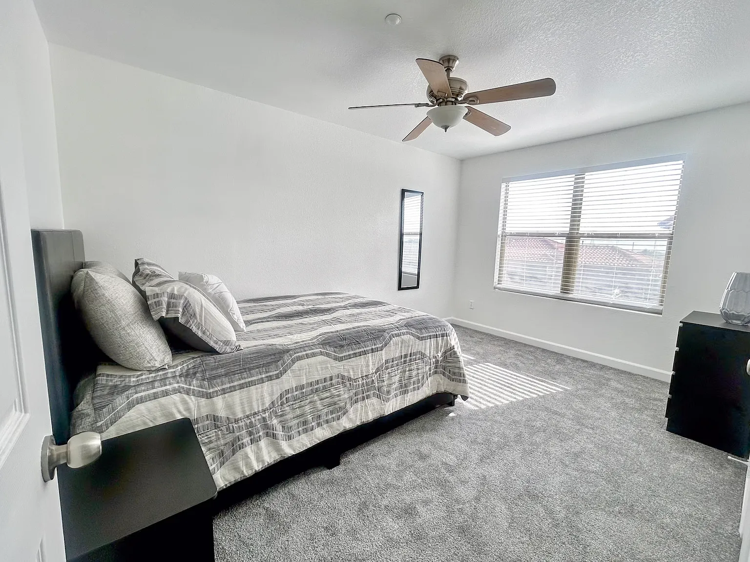 4 bed, 2.5 bath, 2411 sqft, $5,000 — Photo 3