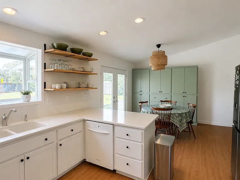 704 W 45th Pl — Photo 6