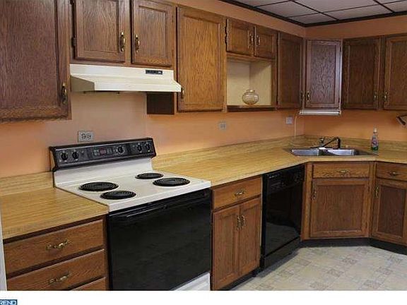 3rd image of 130 W Franklin St