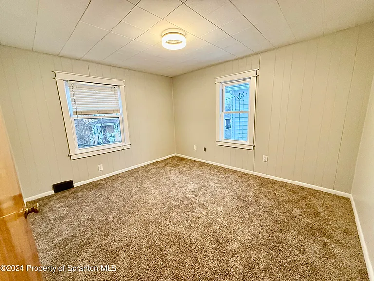 22 N Goodwin Ave — Photo 16