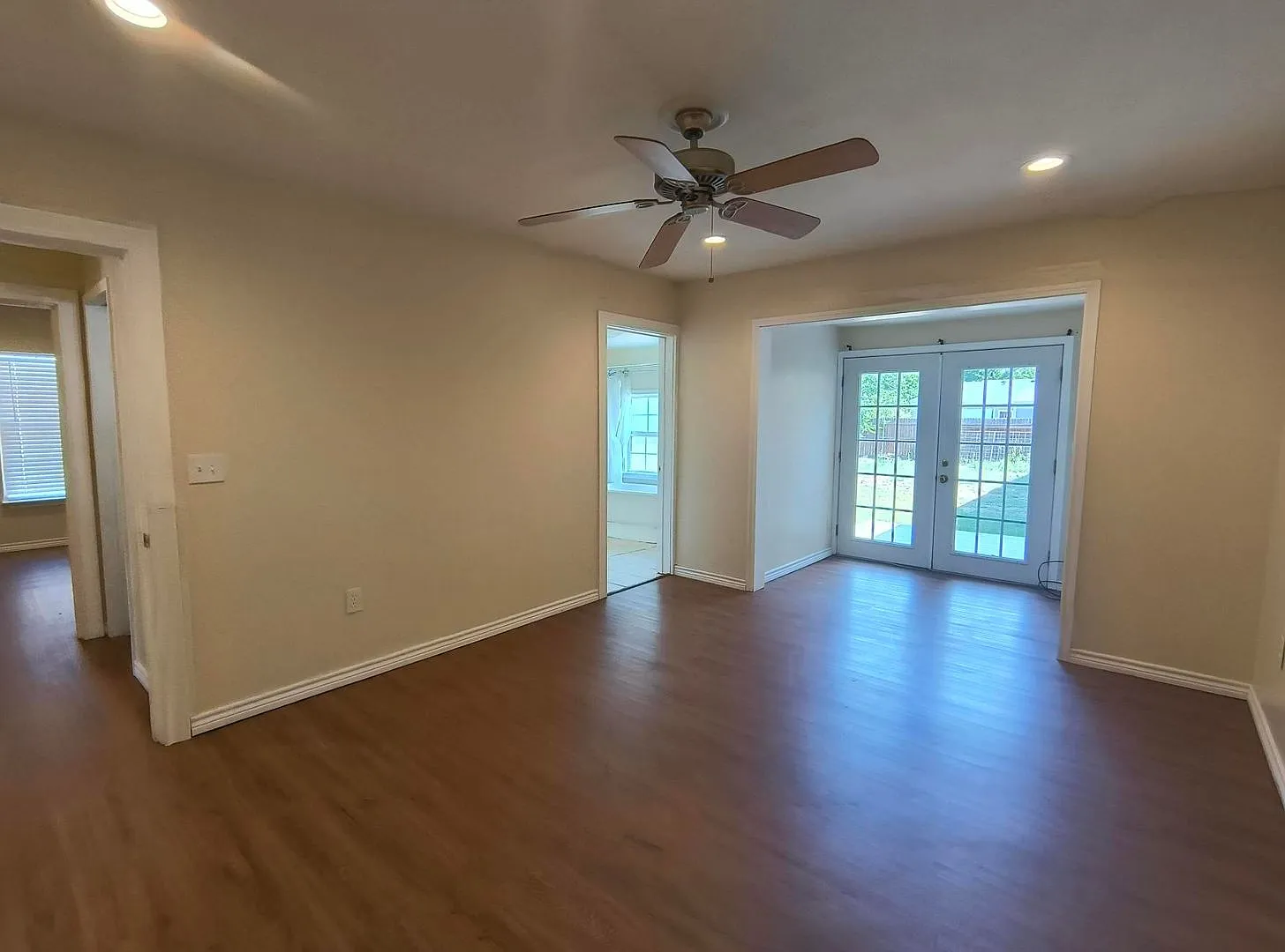 Cute And Spacious 3 Bedroom, 2 Bath Home With Fenced In Backyard Available Now! — Photo 4