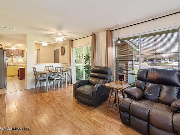 3rd image of 1903 Meadowbrook St