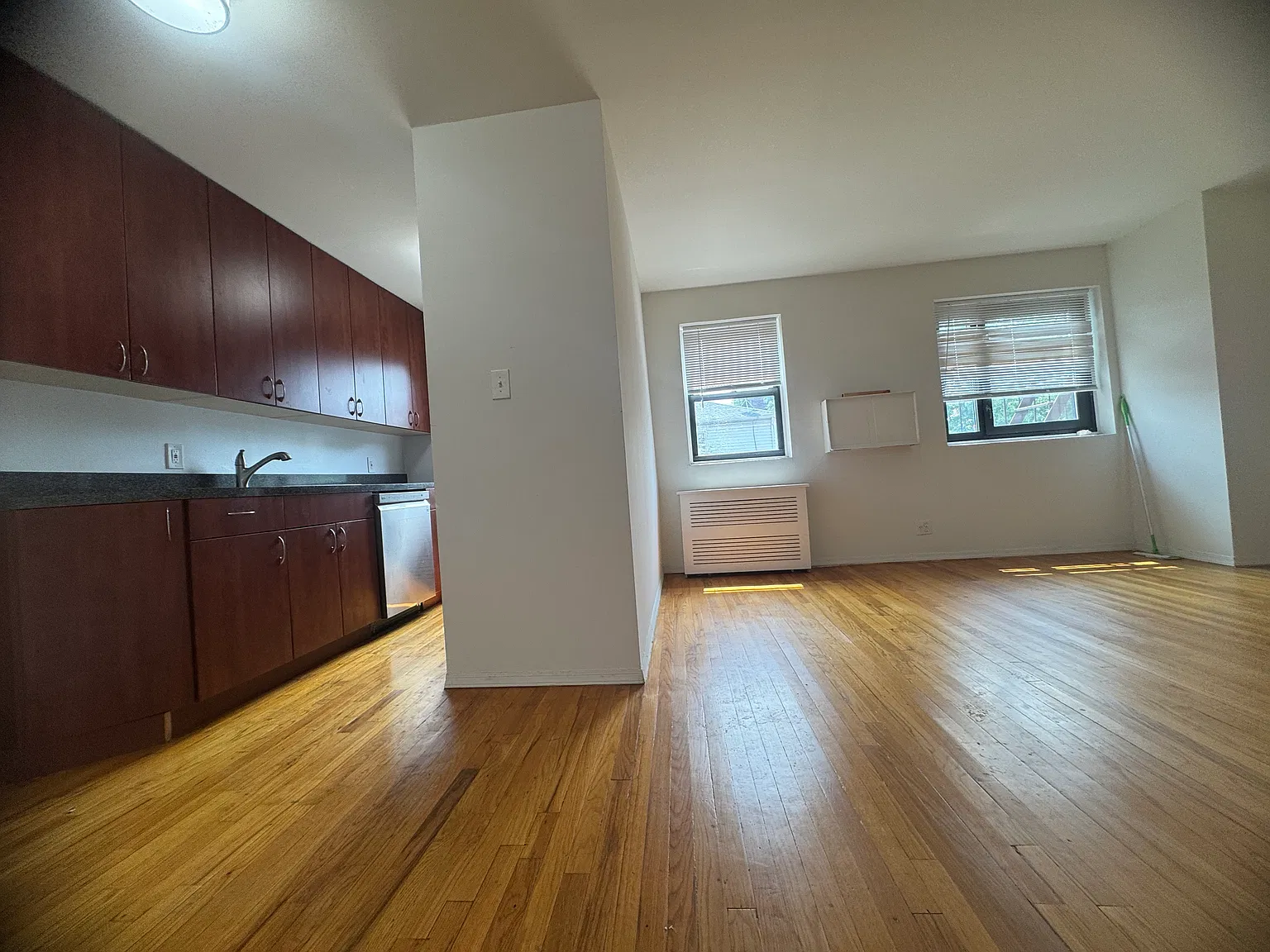 42nd Ave, Bayside — Photo 1