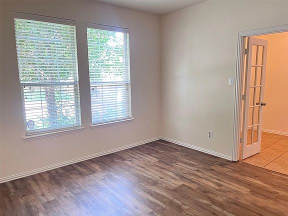 4th image of 6005 Calloway Dr