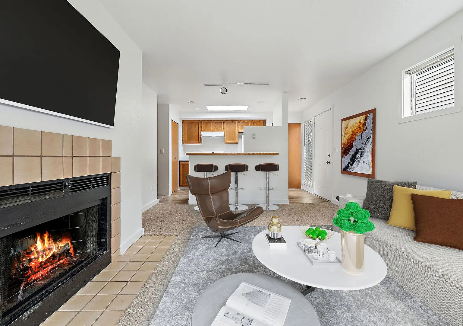 Bellevue One Condo Apartments — Photo 2