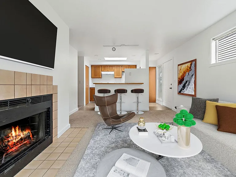 Bellevue One Condo Apartments — Photo 3