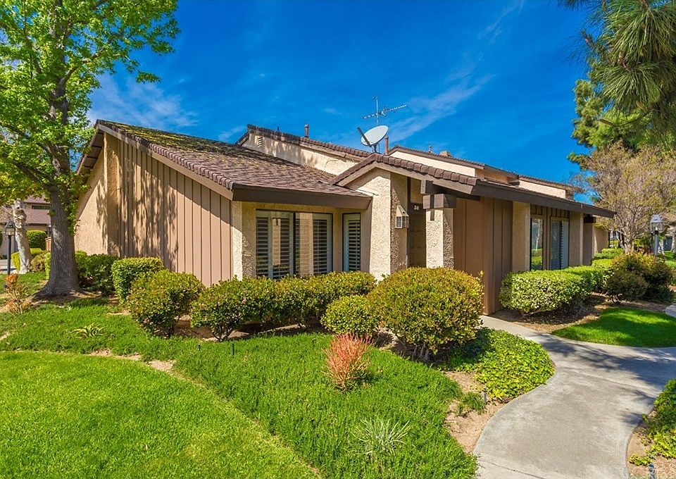 Adorable 2+Den single story townhome in Winnetka