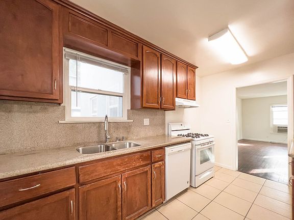 5th image of 1608 Grismer Ave APT B