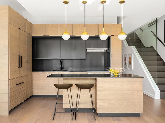 5th image of 321 W 14th St