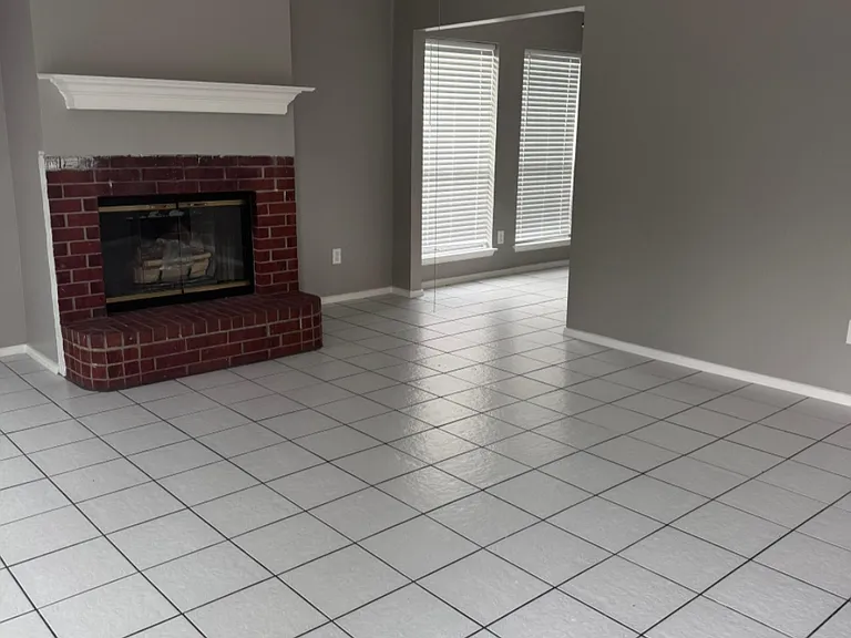 737 Valley Spring Dr — Photo 6