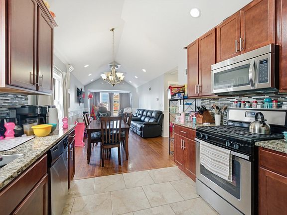 5th image of 3815 W Marquette Rd