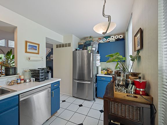4th image of 424 Old Court St