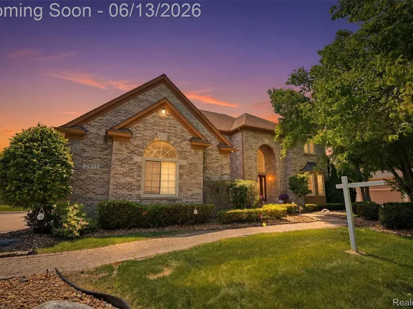 2935 Ivy Hill Dr, Commerce Township, MI 48382