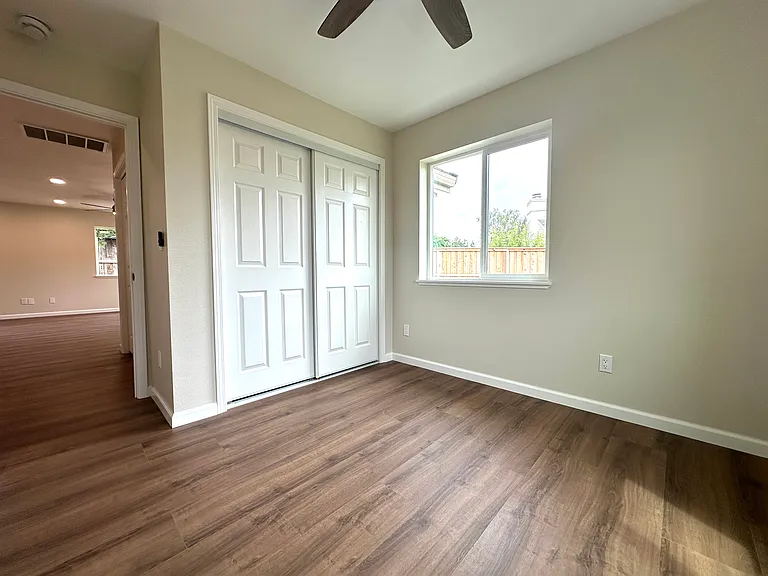 404 Albrecht St — Photo 2