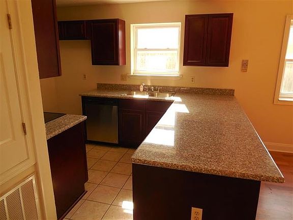 5th image of 2940 Laurie Ln