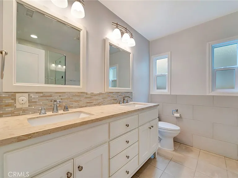 4833 Longridge Ave — Photo 20