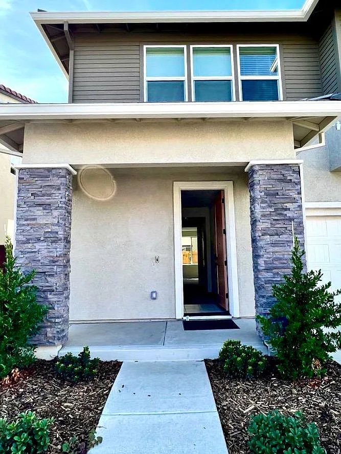 3 bed, 2.5 bath, 2050 sqft, $3,295 — Photo 2