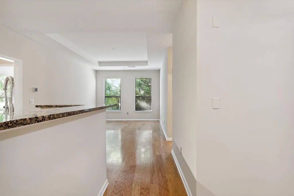 2 bed, 2.0 bath, 1077 sqft, $2,300 — Photo 4