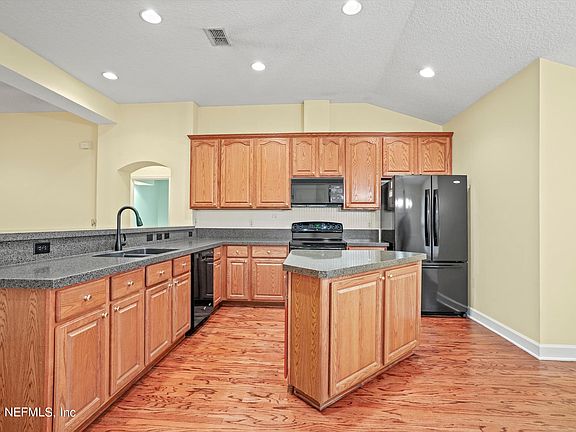 5th image of 526 BERKSHIRE Court