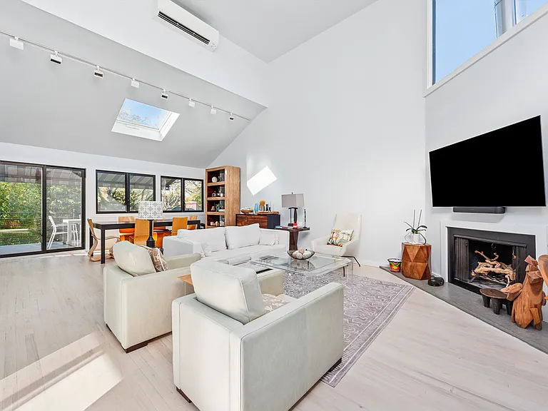 24 Wyandanch Ln — Photo 3