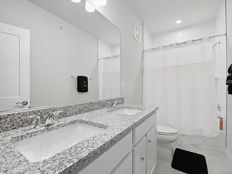 709 Thomas Ln #B — Photo 22