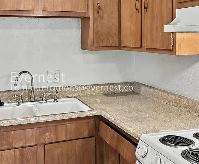 1305 Burton Ct #4 — Photo 5